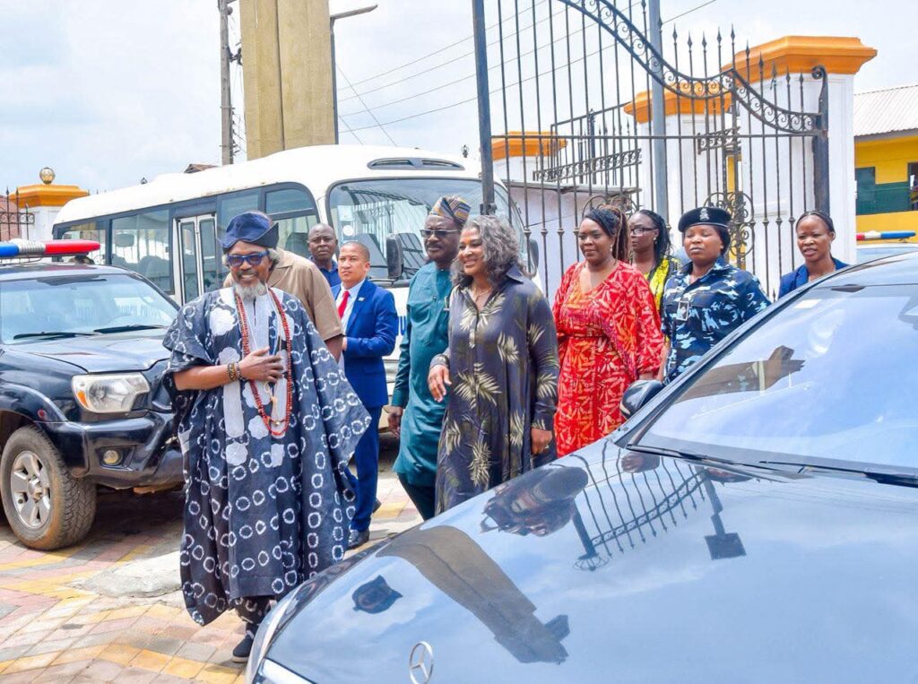 FORMER NAMIBIAN FIRST LADY, MADAM MONICA GEINGOS, PAYS COURTESY VISIT TO OLOWU OF OWU ABEOKUTA couresty